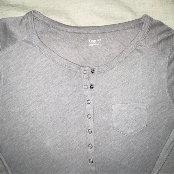 🎈$5 Find! GAP Grey tshirt. Long sleeve snap up front. - Picture 3 of 6